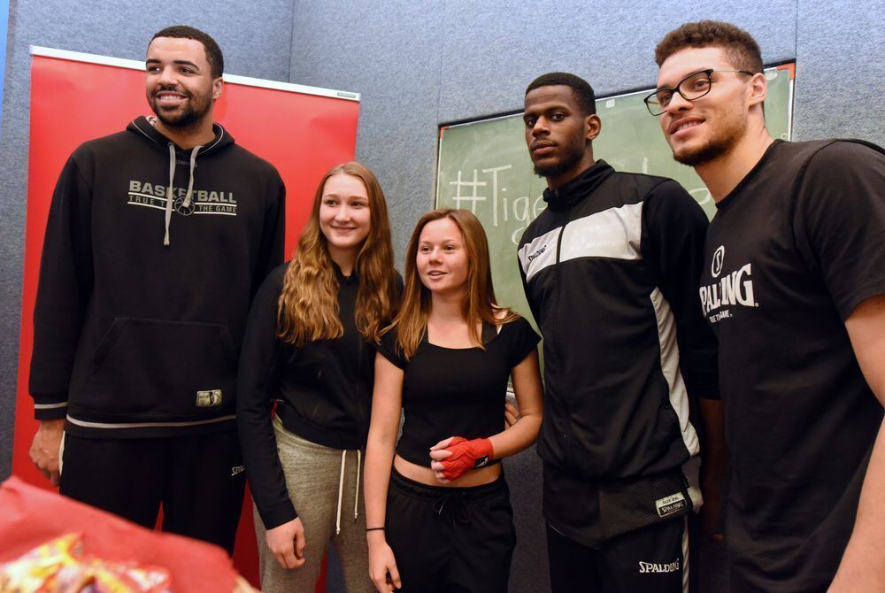 Schüler trainieren mit den Walter Tigers