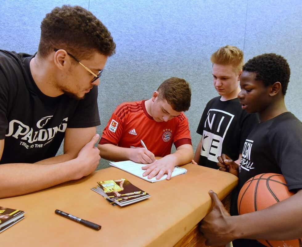 Schüler trainieren mit den Walter Tigers