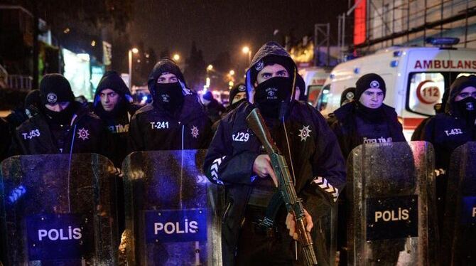 Einheiten der Polizei sichern eine Straße in der Nähe des Tatorts. Foto: Depo Photos