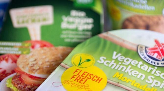 Vegetarische Buletten und vegetarischer Schinken: Vier Prozent der Erwachsenen in Deutschland leben vegetarisch. Foto: Marius