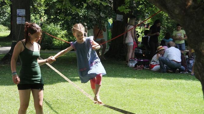 Balance-Akte auf der Slackline gehörten 2015 zum vielfältigen Spiel- und Spaß-Angebot im Stadtgarten (Archivfoto).