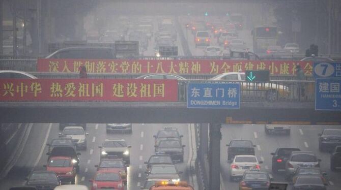 Verkehr in Peking: Die Massenmotorisierung schnürt Chinas Metropolen die Luft ab. Foto: Adrian Bradshaw/Archiv