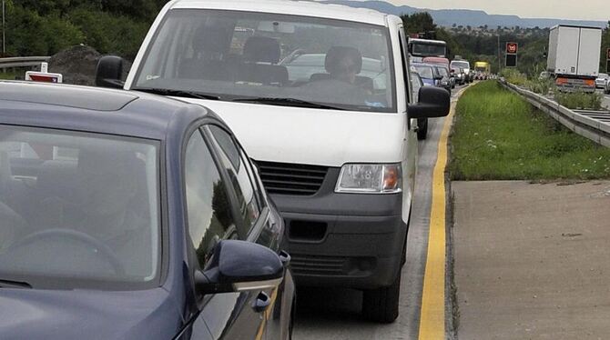 Zu viel Verkehr oder auch die Folgen von unzähligen Baustellen und Arbeiten im Straßenumfeld: Staus gehören auf der B27 zwischen Stuttgart und Tübingen  zum Alltag, für Pendler sind sie entbehrliche Geduldsproben. Archivfoto: KUS