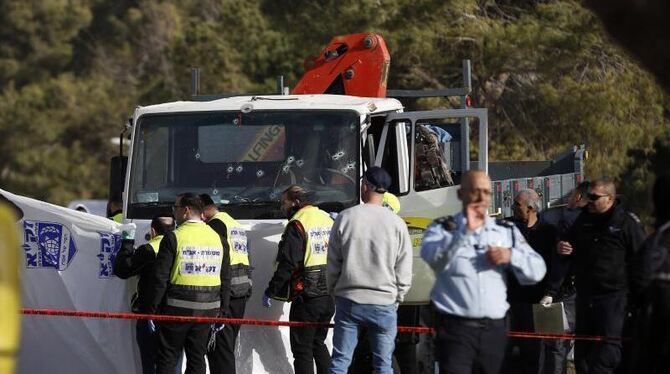 Ein palästinensischer Lastwagenfahrer war an einer Bushalte in eine Gruppe israelische Soldaten gefahren. Foto: Ahmad Gharabl