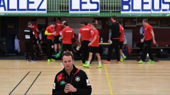 Dagur Sigurdsson uns seine Spieler beim Abschlusstraining in Oissel. Foto: Marijan Murat