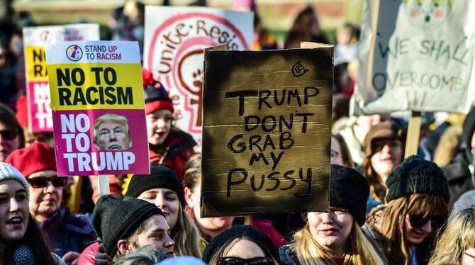 Demonstrantinnen protestieren in Bristol (Großbritannien) nach der Amtseinführung von Trump für die Rechte von Frauen. Foto: