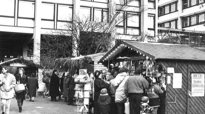 Schon mal dagewesen: Weihnachtsmarkt beim Rathaus anno 1992. ARCHIVFOTO: PACHER