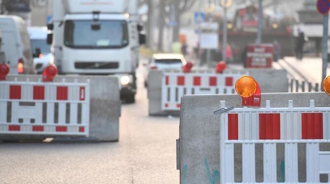 Betonblockaden stehen auf einer Zufahrtsstraße zum Schlossplatz in Stuttgart. In Köln wird es an Karneval Fahrzeugsperren geb