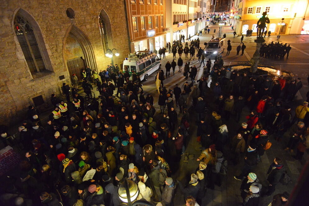 Lautstarke Demo bei AfD-Neujahrsempfang