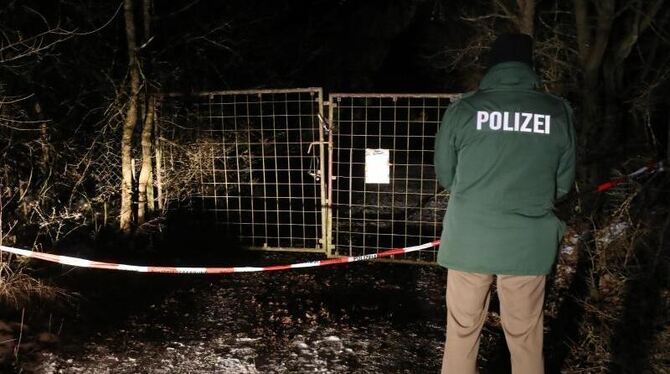 Ein Polizist steht vor dem privaten Grundstück in der Nähe von Arnstein bei Würzburg. Ein besorgter Vater hat hier die Leiche