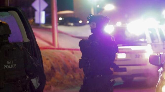 Polizisten überwachen die Umgebung in der Nähe der Moschee. Foto: Francis Vachon