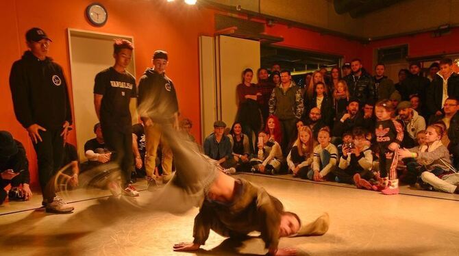 Fliegende Beine, absolute Körperbeherrschung: Spektakuläre Figuren und Moves zeigten die Teilnehmer beim Breakdance-Battle im Ju