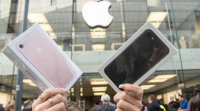 Gleich zwei Smartphones hatte eine Frau in München zum Verkaufsstart des neuen iPhone 7 gekauft. Foto: Peter Kneffel