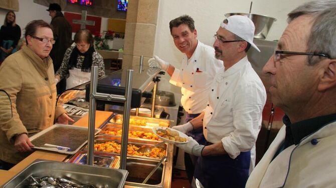 In der vergangenen Woche bedienten die Küchenchefs der Bruderhaus-Diakonie die Gäste der Reutlinger Vesperkirche persönlich (von