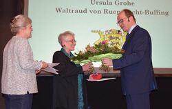 Waltraud von Ruepprecht-Bulling (links) und Ursula Grohe wurden von Bürgermeister Michael Schrenk mit der  Landesehrennadel ausg