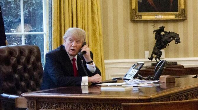 US-Präsident Donald Trump bei einem Telefonat im Oval Office in Washington. Foto: Manuel Balce Ceneta