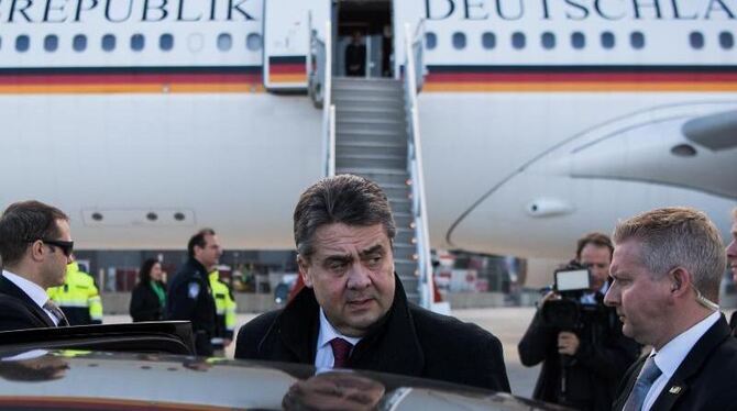 BuAaußenminister Sigmar Gabriel bei der Ankunft auf dem Flughafen in Washington. Foto: Bernd von Jutrczenka