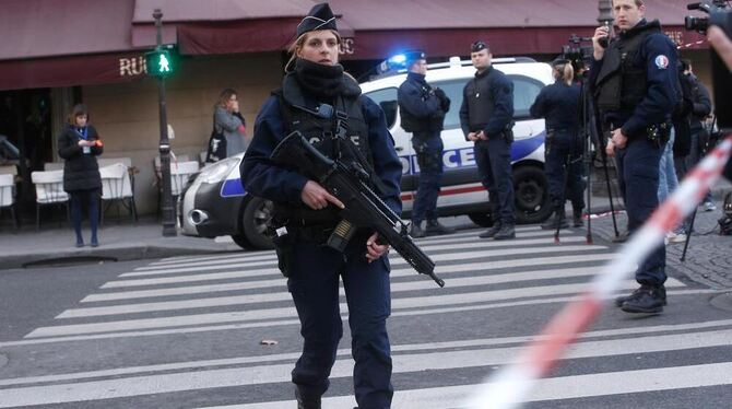 Mit Maschinengewehren bewaffnete Polizisten positionieren sich nahe des Louvre Museum in Paris.