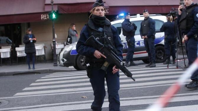 Mit Maschinengewehren bewaffnete Polizisten sichern nach der Attacke das Gebiet um den Pariser Louvre. Foto: Thibault Camus