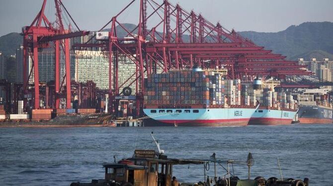 Handel mit China: Container werden an den Kwai Tsing Terminals in Hongkong verladen. Foto: Jerome Favre