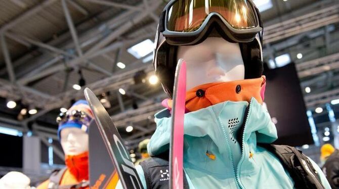 Skijacken, Helme und Skibrillen sind auf der Sportartikelmesse ispo in München zu sehen. Foto: Sven Hoppe