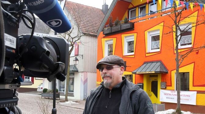 Hausbesitzer Georg Bayer, 55, vor laufender Kamera. Foto: Thomas Warnack