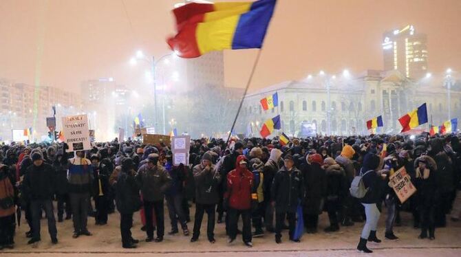 Wetterfest: Demonstranten in Bukarest. Trotz heftigen Schneefalls waren wieder tausende Menschen gegen die sozialliberale Reg