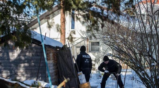 Polizisten im Garten einer Wohngemeinschaft in Haar bei München: Hier wurde die grausam zugerichtete Leiche gefunden. Foto: M