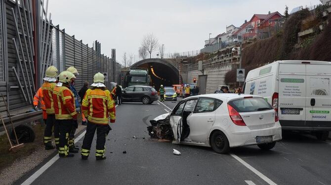 Die Fahrerin des Hyundai und deren Mitfahrerin, ein zehn Jahre altes Mädchen, wurden schwerverletzt.