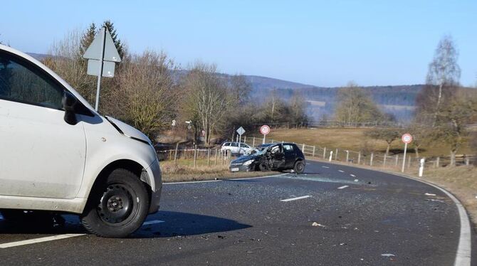 Der Opel kam kurz von der Fahrbahn ab, bevor er wieder zurück auf die Straße geschleudert wurde und sich dort überschlug.