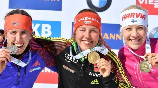 Medaillengewinnerinnen: Laura Dahlmeier (Gold) zwischen Susan Dunklee (l, Silber) und Kaisa Mäkäräinen (Bronze). Foto: Martin