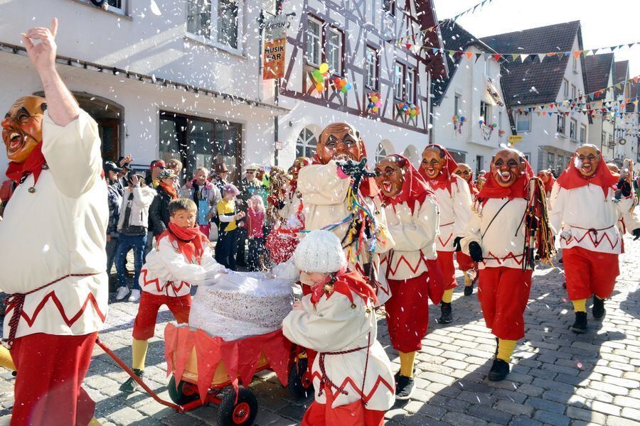 Hästräger und Guggenmusiker erobern Trochtelfingen