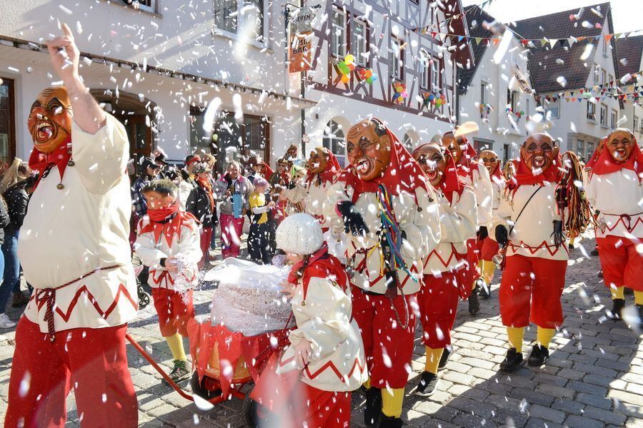 Hästräger und Guggenmusiker erobern Trochtelfingen