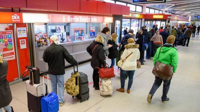 Reisende warten im Terminalgebäude des Flughafens Tegel in Berlin. Foto: Gregor Fischer