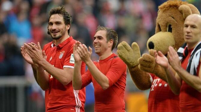 Mats Hummels, Philipp Lahm, Maskottchen Bernie und Arjen Robben (l-r) jubeln nach dem souveränen 3:0 gegen Frankfurt. Foto: A