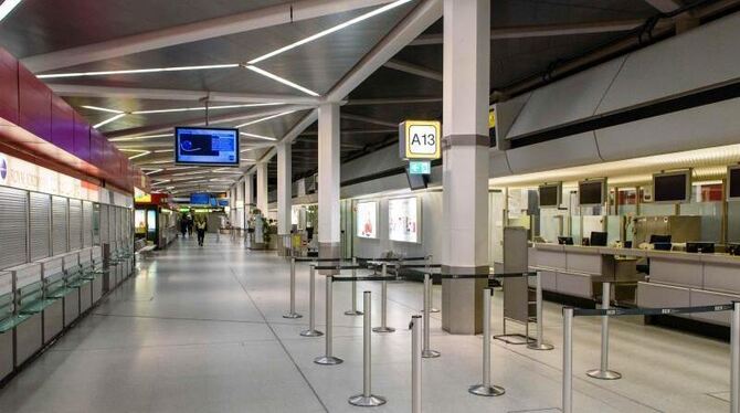 Menschenleerer Check-in-Schalter auf dem Flughafen Tegel in Berlin. Foto: Gregor Fischer