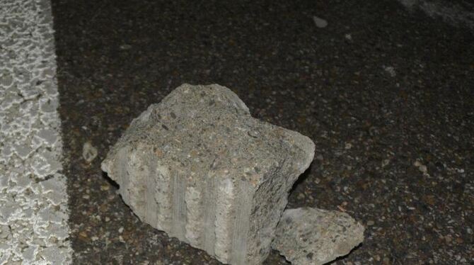 Ein Stein liegt auf der Autobahn 7 bei Heidenheim (Baden-Württemberg). Foto: Dennis Straub/Feuerwehr Heidenheim