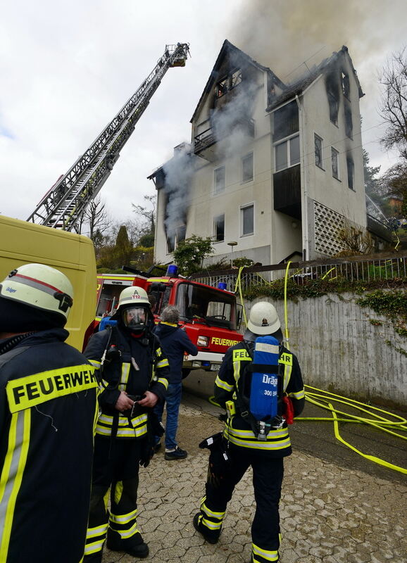 Zwangsräumung eskaliert: Mann stürzt aus brennendem Haus