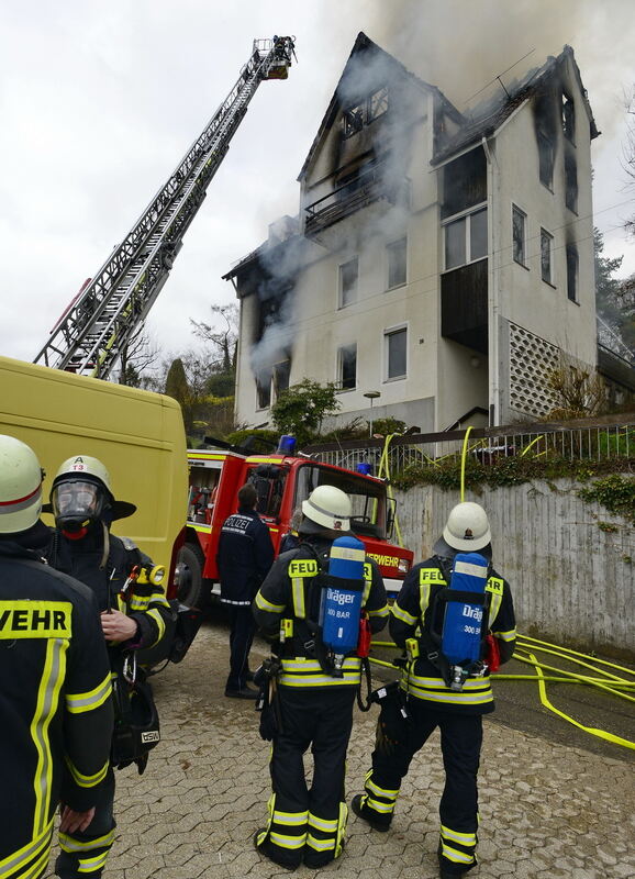 Zwangsräumung eskaliert: Mann stürzt aus brennendem Haus