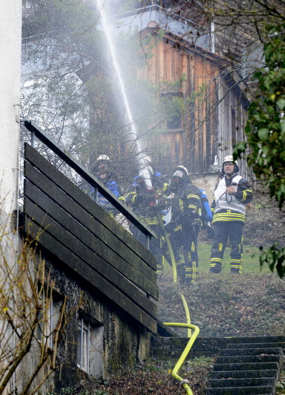 Zwangsräumung eskaliert: Mann stürzt aus brennendem Haus