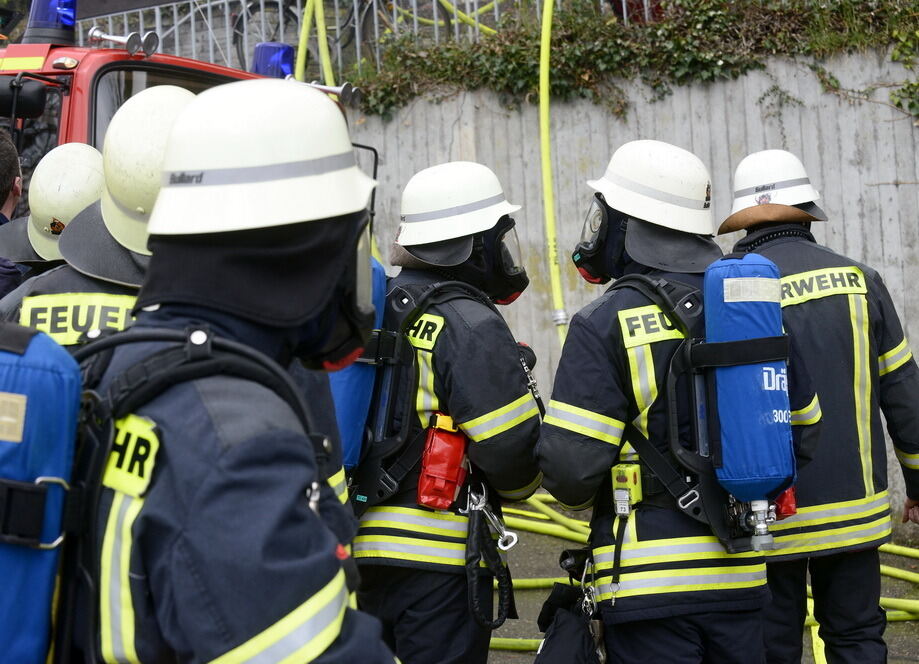 Zwangsräumung eskaliert: Mann stürzt aus brennendem Haus