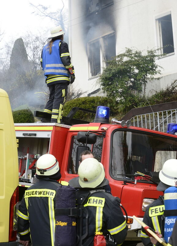 Zwangsräumung eskaliert: Mann stürzt aus brennendem Haus