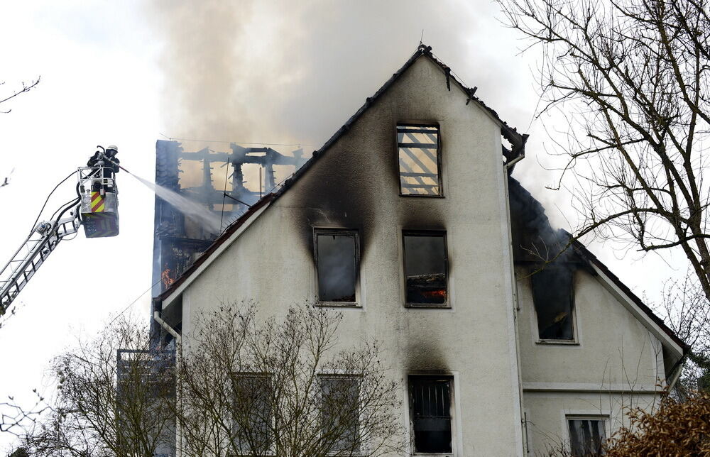 Zwangsräumung eskaliert: Mann stürzt aus brennendem Haus