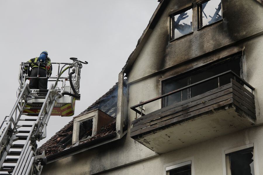 Zwangsräumung eskaliert: Mann stürzt aus brennendem Haus