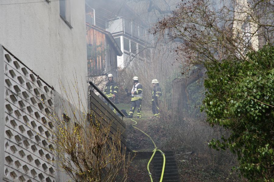 Zwangsräumung eskaliert: Mann stürzt aus brennendem Haus