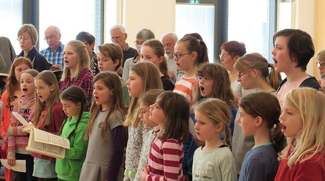 Sängernachwuchs und Routiniers harmonisch vereint: Kinderchor, Bach-Ensemble und Kantorei der Marienkirche proben im Matthäus-Al