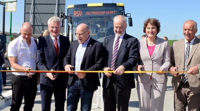 Bei der offiziellen Eröffnung des neuen P & M-Parkplatzes Walddorfhäslach war die Politprominenz gerne Busfahrgast: Grünen-Bunde