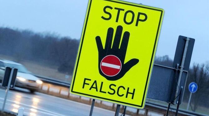 Ein Schild mit der Aufschrift »Stop Falsch« an der Autobahn A8 nahe Grabenstätt (Bayern). Foto: Tobias Hase