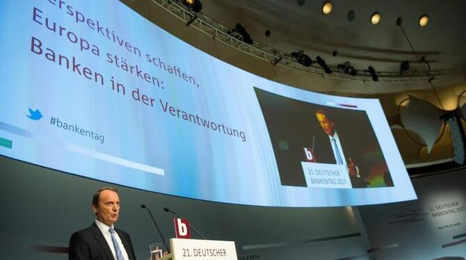 Die Ertragslage sei noch nicht überall befriedigend, sagte der Präsident des Bundesverbandes deutscher Banken, Hans-Walter Pe