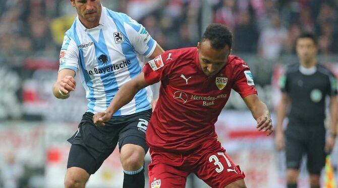 VfB-Neuzugang Julian Green (rechts), hier im Duell mit dem Sechziger Stefan Aigner, bemüht sich,  macht aber kaum Fortschritte.